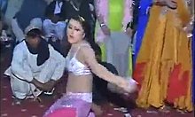 Pakistanske kvinner danser sensuelt i naken stilling