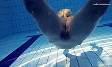 A adolescente russa Elena Prokovas com seios naturais e corpo perfeito na piscina