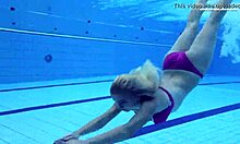 La giovane russa Elena Prokovas ha tette naturali e un corpo perfetto in piscina. Non perdere questo spettacolo piccante!