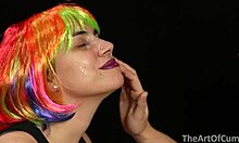 ¡Video casero de una peluca cómica recibiendo una corrida facial!