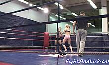 Duas lésbicas amadoras se entregam ao cunilíngua em um ringue de boxe