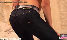 Amatörflickvän Brigitte retar i smala jeans