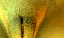 Kingstons szczupła laska pokazuje swoje umięśnione ciało i duży łechtaczkę