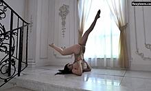 Dasha Gaga, remaja bertato dengan badan yang menakjubkan, melakukan gerakan akrobatik di lantai