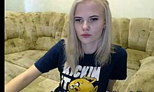 Slečna Julia, okouzlující lotyšská teen dívka, se místo Fortnite zapojí do webového chatu