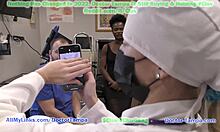 डॉक्टर टाम्पा इस घरेलू चिकित्सा वीडियो में रीना एरेम पर पीए स्टेसी शेपर्ड की सहायता से एक अपमानजनक स्त्री रोग परीक्षा आयोजित करता है।