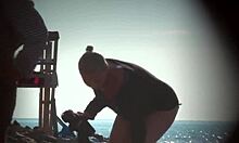 Едрогърда красавица с естествено тяло се разхожда по нудистки плаж