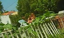 Goldie McHawn ve kız arkadaşının yer aldığı ateşli retro video