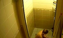 Eine Blondine mit festen Titten geht unter die Duschen und wir sehen sie nackt