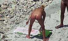 टैन्ड ब्लोंड गर्लफ्रेंड कैमरे पर अपनी गांड दिखाती हुई।