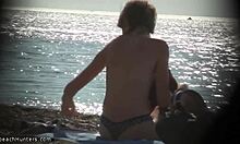Nudista loira tira a roupa na praia
