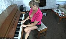 Зряла пианистка и нейните любителски опити за съблазняване