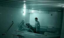 Skryté zábery z kamery: dve priateľky a horúci penis