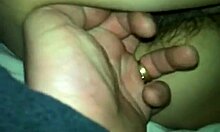 털난 엉덩이와 보지를 가진 Horny한 여자친구가 손가락으로 자극을 받아요!