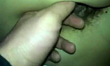 तंग गांड और छीना-झपटी वाली हॉर्नी गर्लफ्रेंड को उंगलियों से चोदा जाता है।