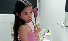 Petite amie philippine donne une double branlette et léchage de cul dans une vidéo maison