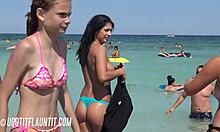 Een rondborstige brunette met een geweldig lichaam pronkt met haar gebruinde lichaam op het strand