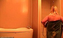 Uma mulher enorme faz o seu melhor para tomar banho com seu corpo gordo