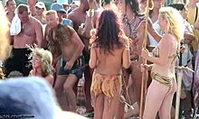 ボディアートのガールフレンドたちが、カメラの前で裸の体を披露するHDビデオ