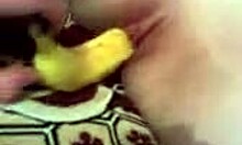 Le petit ami met une banane dans la chatte de son ex-petite amie