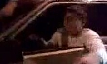Lelaki Rusia yang mabuk memandu lelaki telanjang di atas kereta mereka