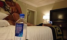 मैडलिन मुनरो लास वेगास में छुट्टी पर एक अपरिचित व्यक्ति के साथ यौन गतिविधि में संलग्न होती है।