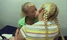 Mladé lesbičky s malými prsy si navzájem užívají orální trojku