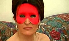 Ερασιτέχνης με μάσκα κάνει πρωκτικό σεξ