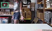 Сладка брюнетка получава дрехите си разкъсани в стриптийз видео