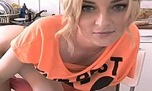 Nuori blondi amatööri masturboi ja harrastaa seksiä web-kameralla