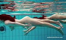 Tonåringar i bikinin njuter av våt och vild undervattslek