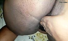 Ebony babe s růžovou vagínou dostane dvojitou penetraci do zadku