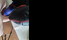 A adolescente Laura é amarrada e penetrada em um vídeo POV enquanto usa sapatos de salto alto