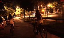 젊은 아마추어 십대는 도시의 거리에서 벌거벗은 자전거를 타고있다 - Dollscult