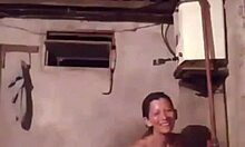 Amatørpornovideo med Lucia Beatriz Pealoza som er slem i badet for sin mannlige partner