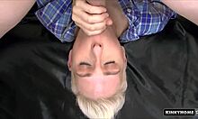 Ev yapımı bir porno videosu, bir sarışın kızın gerçek bir çift tarafından amını ve ağzını siktiğini gösteriyor