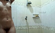 Филиппинская девушка-любитель уходит в душ