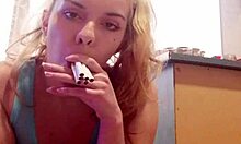 Un amateur de 18 ans fume 6 cigarettes rouges Marlboro en public