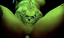 Прекрасна плавуша са тетоважама јаше пенис у стварном животу
