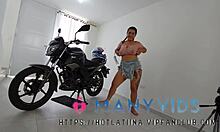 Lauren Latina, uma adolescente brasileira, usa estilo cachorrinho em sua motocicleta na Colômbia