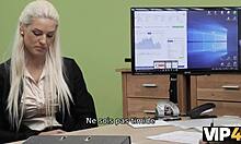 Une jeune blonde fait sa première expérience sexuelle contre de l'argent dans une vidéo de casting