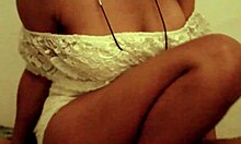 वेबकैम पर प्राकृतिक स्तन और बालों वाली योनि खेल