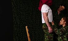 Britisk femdom klæder sig ud som en rødhåret milf fra hæren til en trekant
