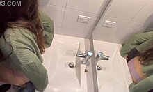 Um casal amador faz sexo público na casa de banho
