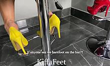 Kiffa i Vic bawią się fetyszem stóp w barze