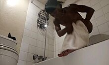 MILF ebony amatur menjadi basah dan liar di bilik mandi
