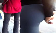 Softcore-video nuoresta tytöstä, jolla on pyöreä takapuoli tiukoissa leggingeissä ja joka odottaa bussia