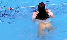 Remaja amatur Katy Soroka mempamerkan badan berbulu di bawah air