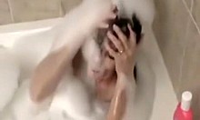 Video amatoriale con una MILF matura dai capelli rossi che fa una doccia feticistica