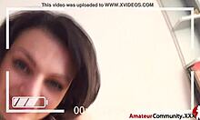 Amateur brunette plaagt in zelfgemaakte video met gescheurde kleding